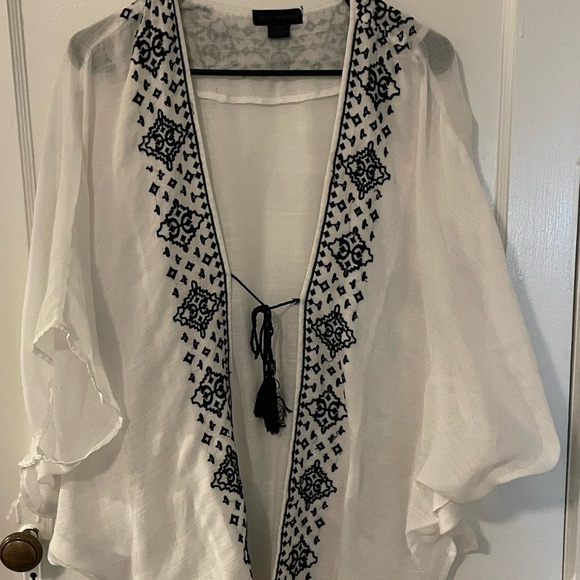 Steve Madden White Kimono with Black Embroidery - Picture 2 of 4
